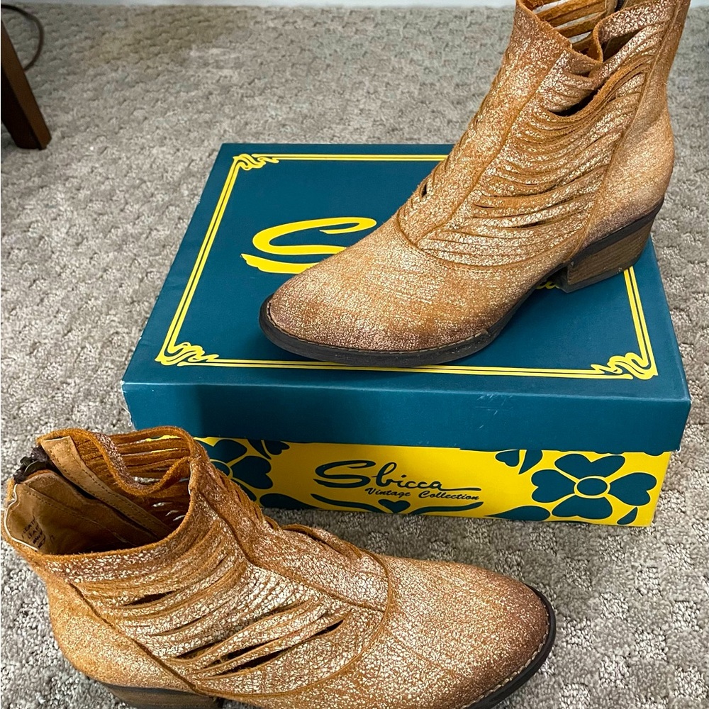 Vintage bootie with slits